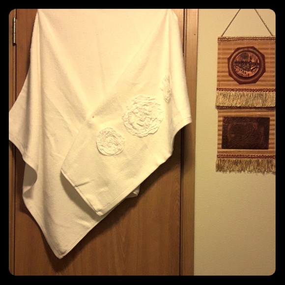 White Buffle Bath/Swim Towel With 3 Flower - Picture 1 of 6